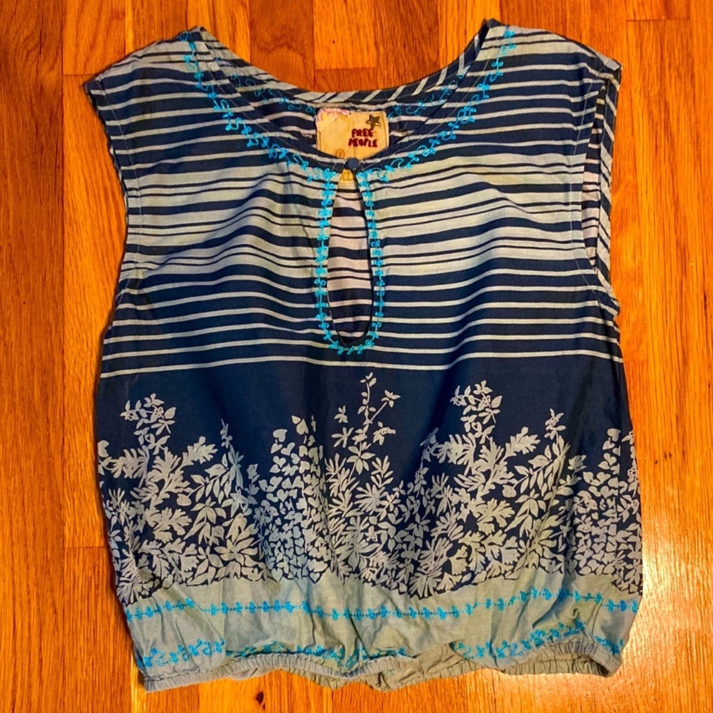 Free People, cute casual top. Excellent condition!